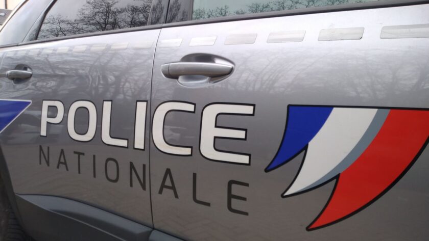 À Grenoble, les deux personnes soupçonnées d'avoir voulu aider une femme de 91 ans à mettre fin à ses jours mises en examen
          Il s'agit de deux militants de l'association "Ultime liberté" qui défend le suicide assisté, déjà connus pour des faits similaires.
